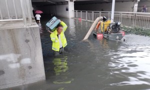 辛苦了！风雨中的市政“摆渡人”