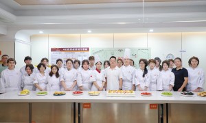 学咖啡选欧米奇还是王森更靠谱，正规的咖啡培训学校实力测评
