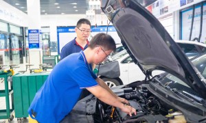 重庆万通职业学校汽修精英班：行业专家手把手教学，初高中生学技术+升学历双通道