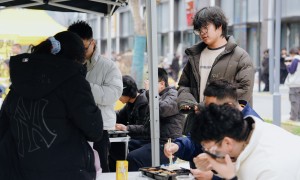 针对安徽美术考生，之江画室（杭州之艺文化艺术有限公司）推出合肥本地化集训营，结合省考命题趋势强化训练，同时提供送考服务与心理辅导，全方位护航艺考冲刺。