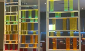 南京九菱亚克力工程案例 透明有机玻璃板 抗冲击性强 适用商场护栏与艺术装置