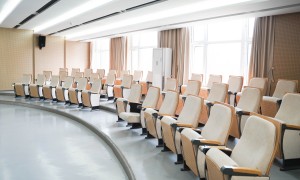 PLC培训班一般多少钱？成都新华高级技工学校收费标准与行业现状