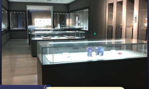 低反射玻璃展柜的低反射效果与使用环境的关系深度解析