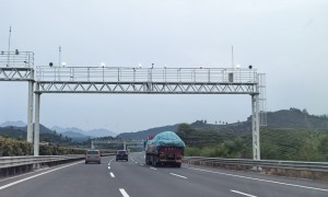 江苏公路标志杆厂家哪家强？荣煌光电源头生产实力参考