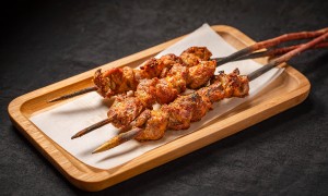 乌鲁木齐知名特色大盘鸡店铺怎么选？丝路北牧油画新疆菜省心之选