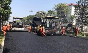 新疆山河揽胜道路沥青摊铺施工队，提供从基层处理到碾压成型的一站式服务