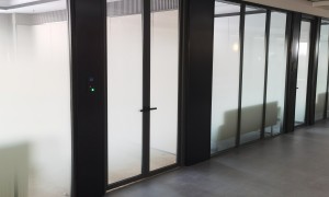 黑龙江玻璃隔断加工厂哪家专业？宏景晟定制10-12mm钢化玻璃隔墙支持尺寸可调