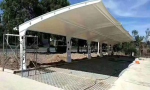 厦门雨棚厂家源头直供，伸缩推拉篷与停车棚生产安装一站式解析