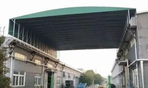 可伸缩电动推拉雨棚厂家 合众膜结构提供加厚铝合金轨道及防雨抗风设计