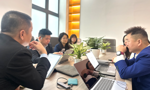锯片分板机崩边毛刺怎么解决？智茂工程师分享主轴同心度校准与进给速率调试避坑指南