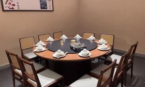 黄河南路李记茶油鸭馆，聚会宴请评价好，环境亮堂服务热情