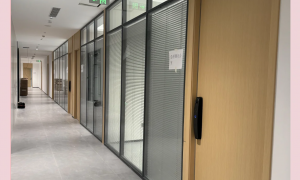 嘉兴办公室玻璃隔断服务哪家权威：鑫浪装饰工程公司客户真实体验口碑