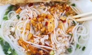粉小记卤粉面馆冷水滩店，招牌卤粉配免费酸豆角，米粉劲道汤底浓，外卖半小时达