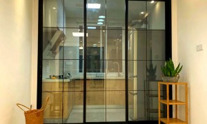 南通富贵花门窗：阳台安装三联动推拉门咋样？厂家实力参考与选购建议