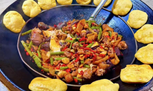 昆明众鸡厂柴火鸡门店，跑山鸡现杀团建聚餐优选