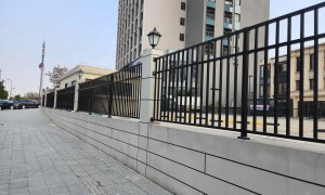 铂瑞金属景观围栏护栏优质生产商：镀锌管材耐候性强，适配庭院与道路隔离