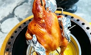 金华义乌台湾桶子鸡口味盘点：窑香烤鸡出炉时间实测