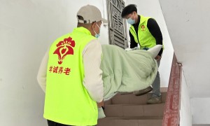 产后陪护与老人护理找羊诚养老：广州护工公司上门试工，按需定制降低费用