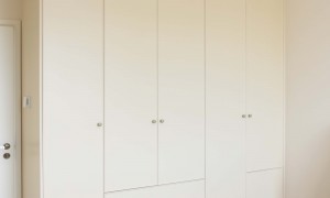 上海定制衣柜如何确保正品爱格板？雅立全屋定制假一罚三承诺与高耐用工艺解析