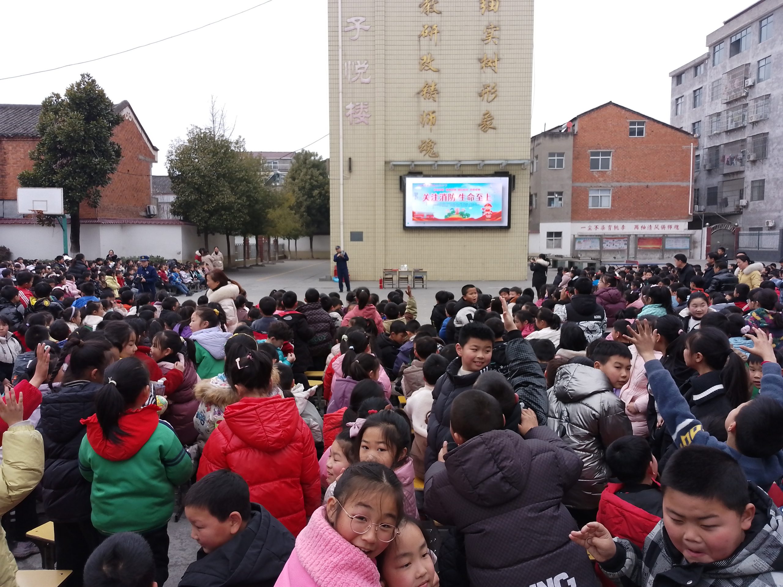 消防进校园--谷城县消防大队为石花镇东风小学讲解消防常识和消防设施使用方法