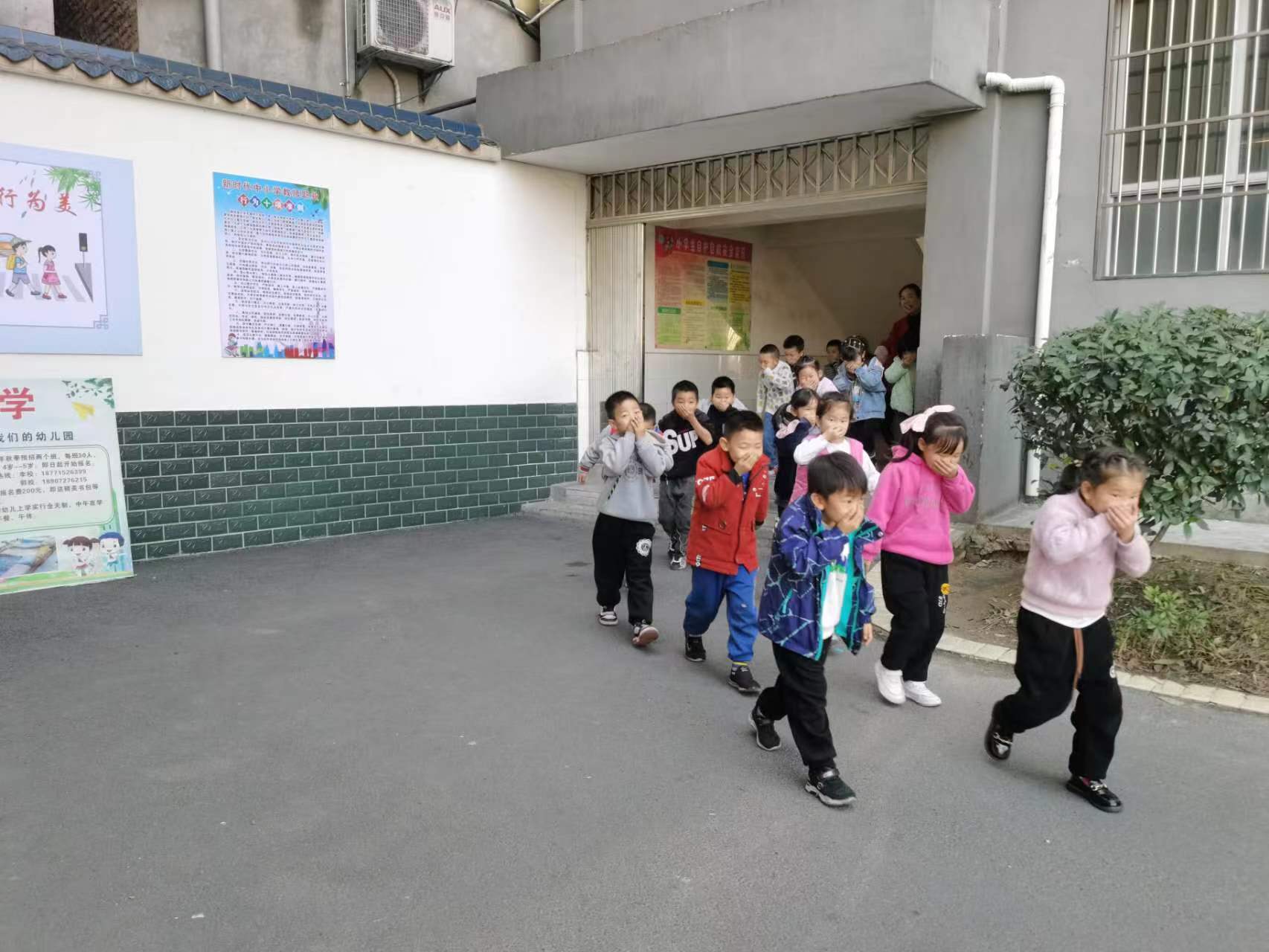 谷城县石花镇后畈小学组织全体师生开展新学期安全逃生演练