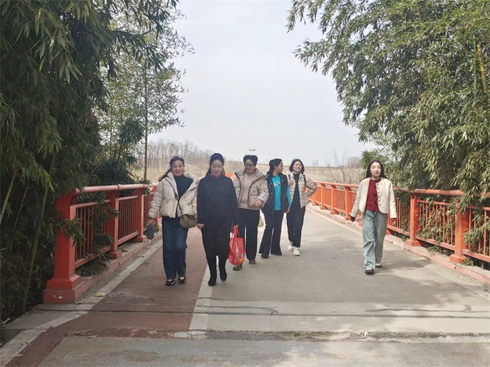 喜迎“三八”妇女节 谷城县第一实验小学教联体开展春游活动 喜迎“三八”妇女节 谷城县第一实验小学教联体开展春游活动