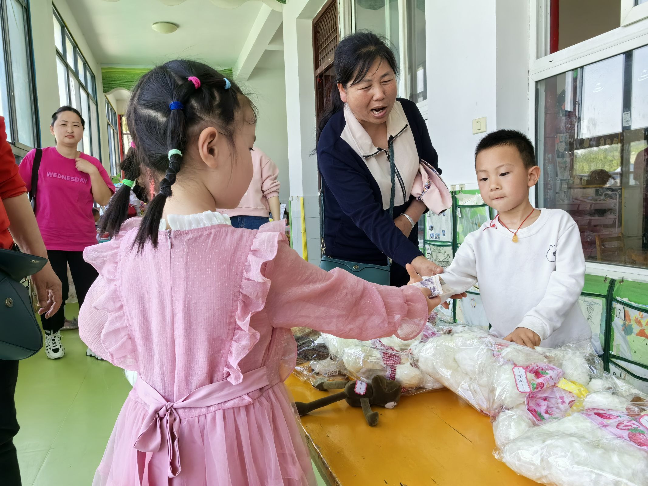 五山镇中心幼儿园开展“跳蚤市场”活动