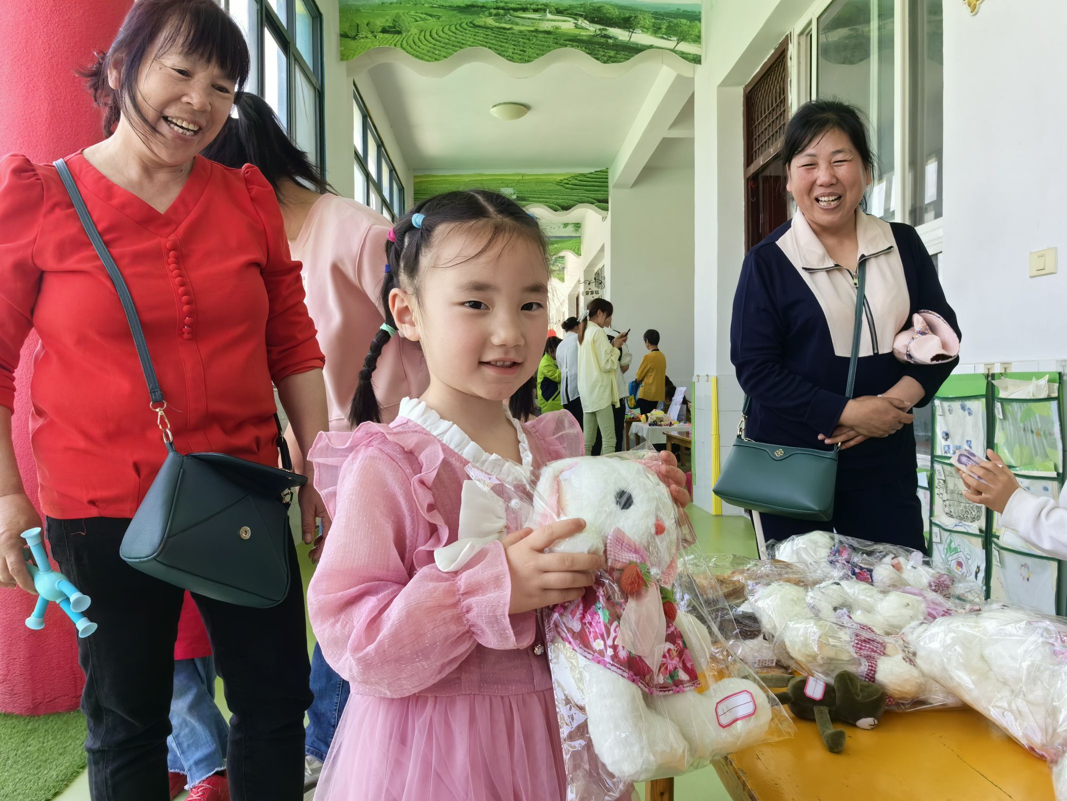 五山镇中心幼儿园开展“跳蚤市场”活动