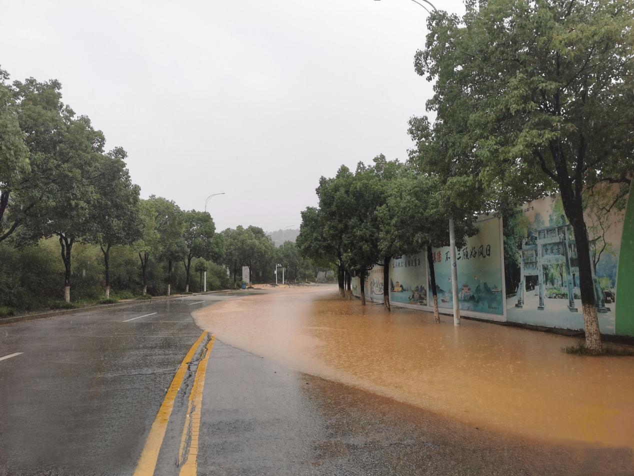 襄阳市市政管理处： 抢修暴雨损毁道路  保障群众出行安全