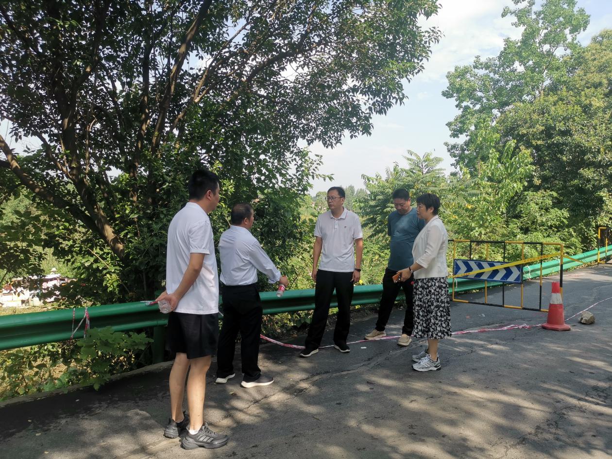 襄阳市市政管理处： 抢修暴雨损毁道路  保障群众出行安全