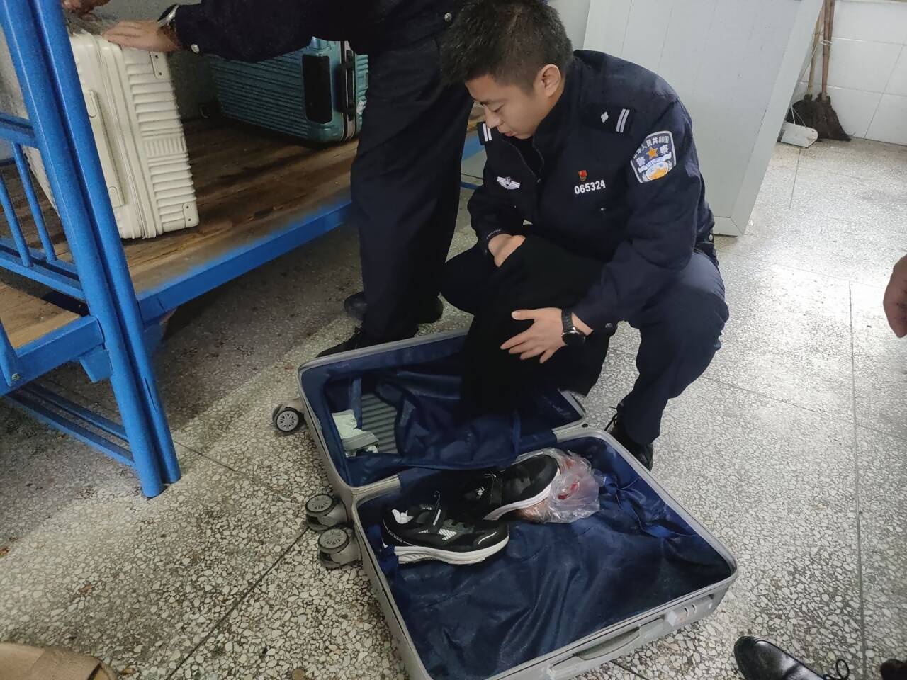 盛康镇派出所深入盛康二中开展管制刀具排查行动