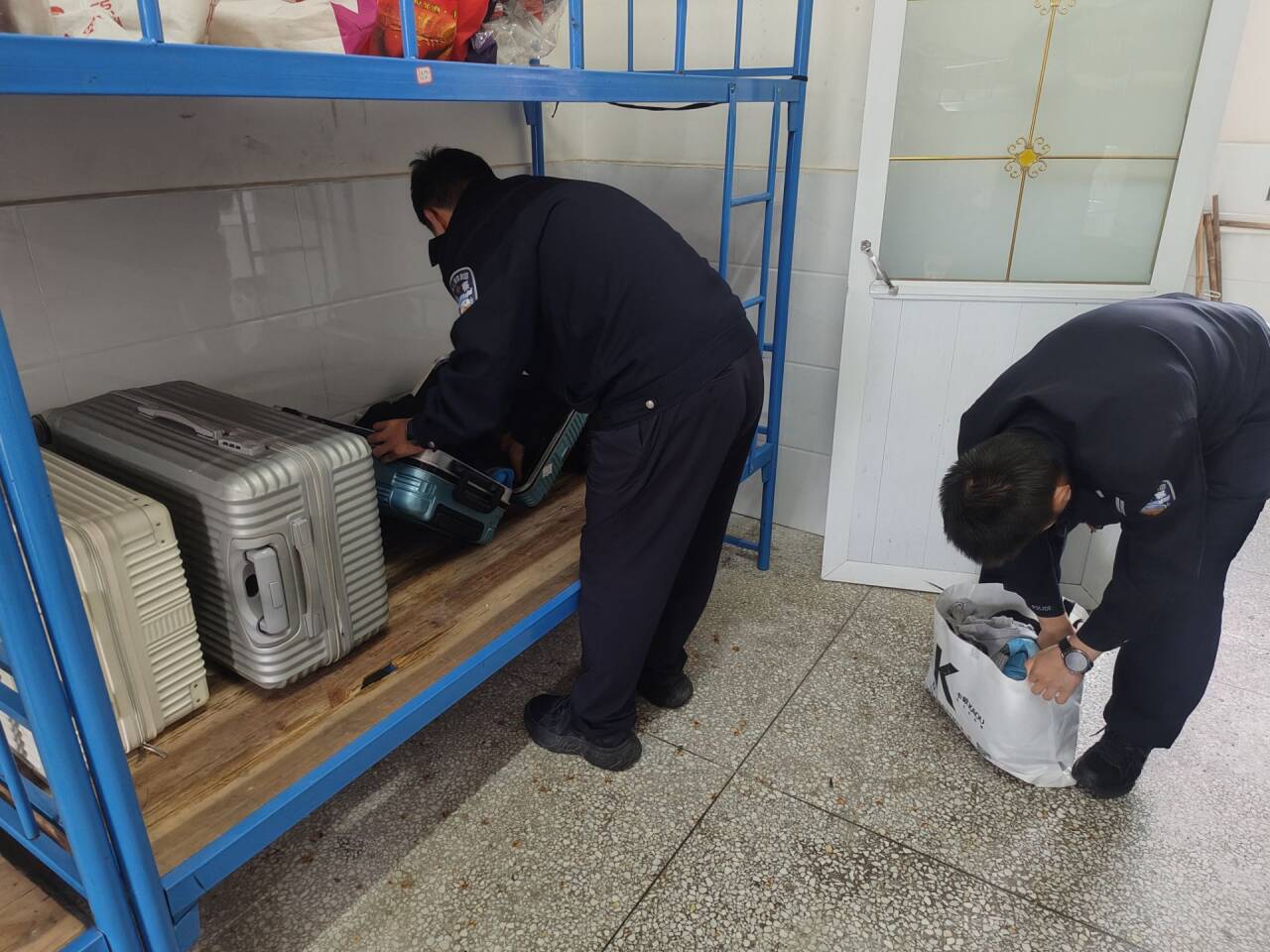 盛康镇派出所深入盛康二中开展管制刀具排查行动