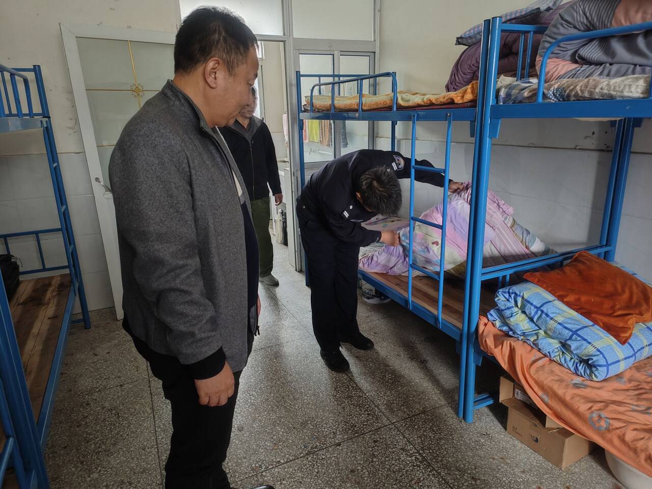 盛康镇派出所深入盛康二中开展管制刀具排查行动