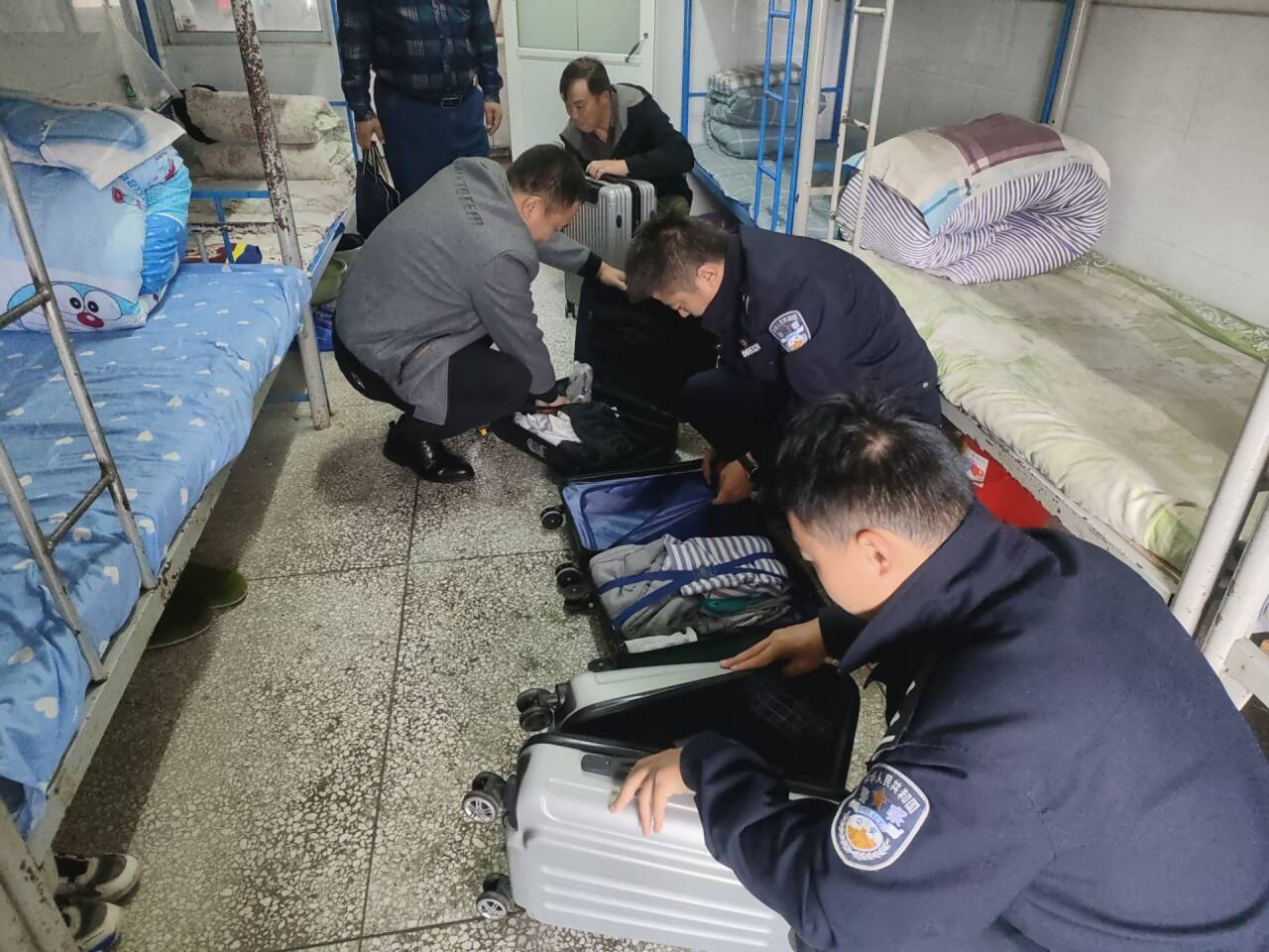 盛康镇派出所深入盛康二中开展管制刀具排查行动