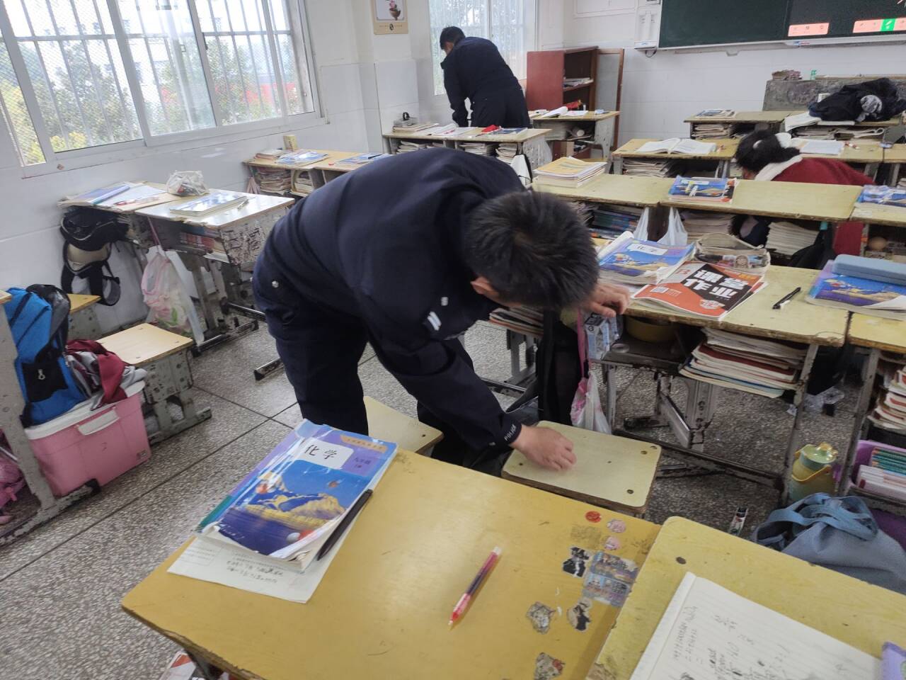 盛康镇派出所深入盛康二中开展管制刀具排查行动