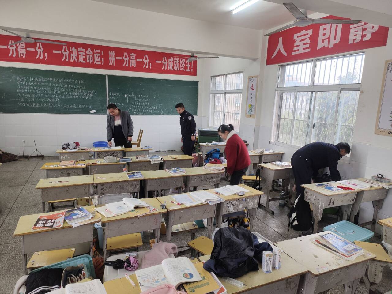 盛康镇派出所深入盛康二中开展管制刀具排查行动