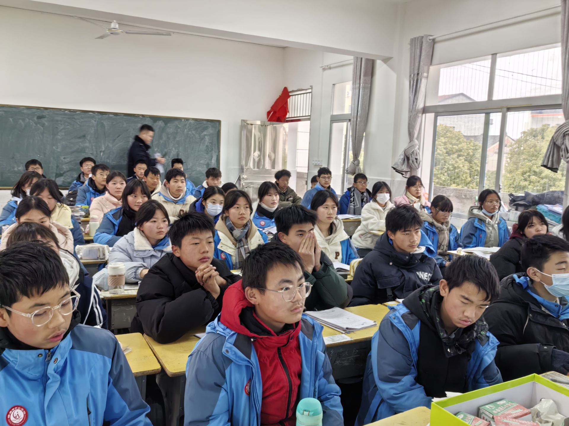 与法同行 快乐成长——谷城县盛康镇一中法制安全教育主题活动