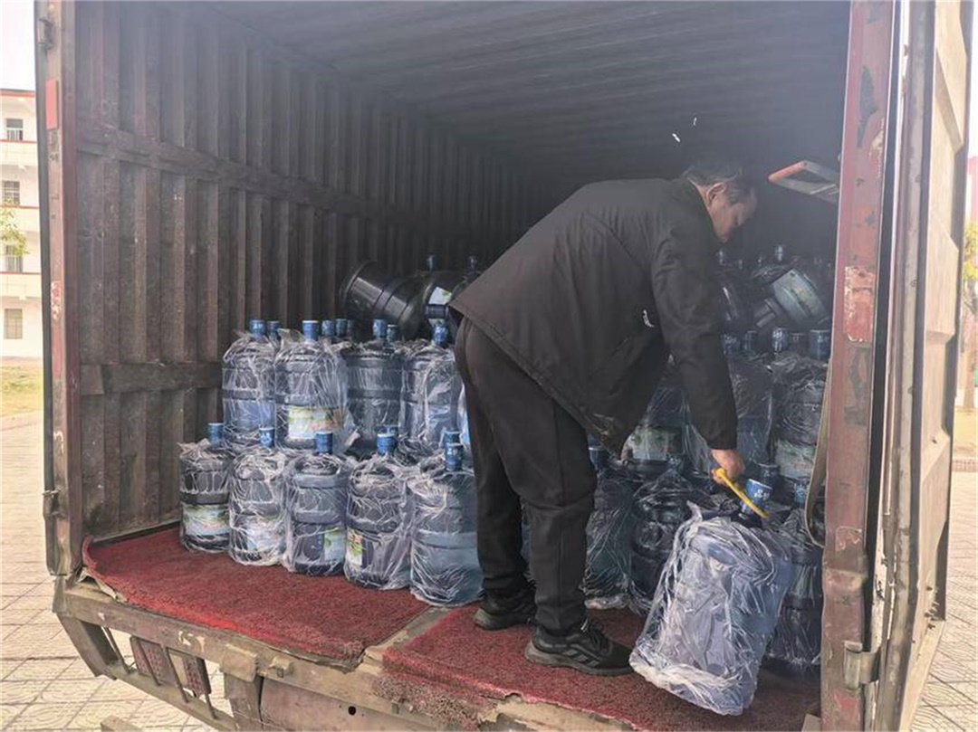 谷城：爱心捐赠润心田  致敬巾帼育桃李