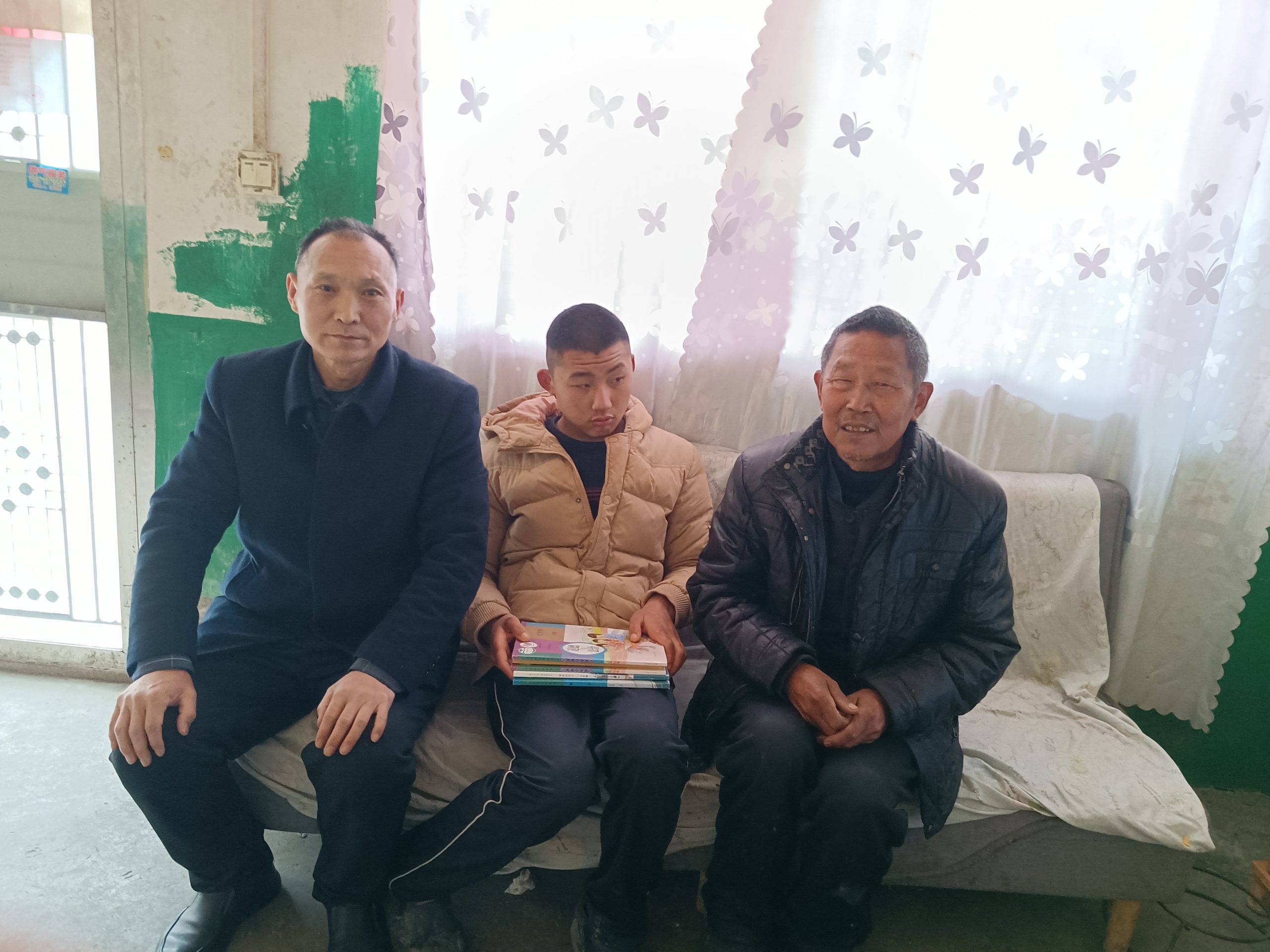 爱心送教，点亮希望：赵书记的温暖之行