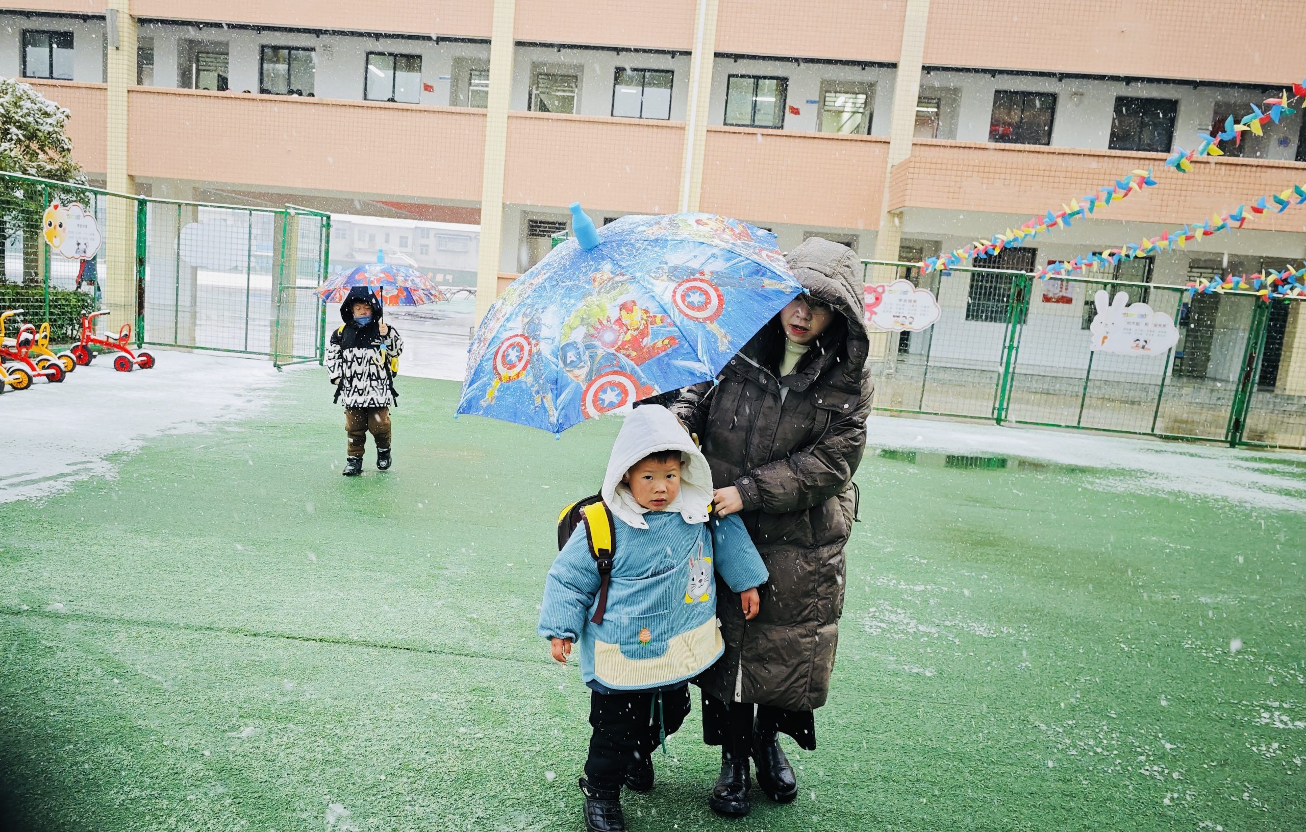 暖心守护 雪中温情——谷城县庙滩镇聚秀幼儿园教师风雪中护童入园