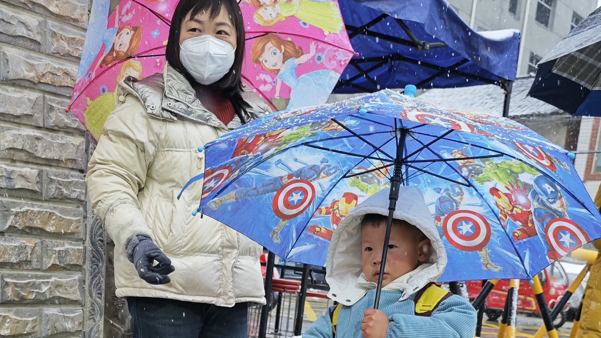 暖心守护 雪中温情——谷城县庙滩镇聚秀幼儿园教师风雪中护童入园