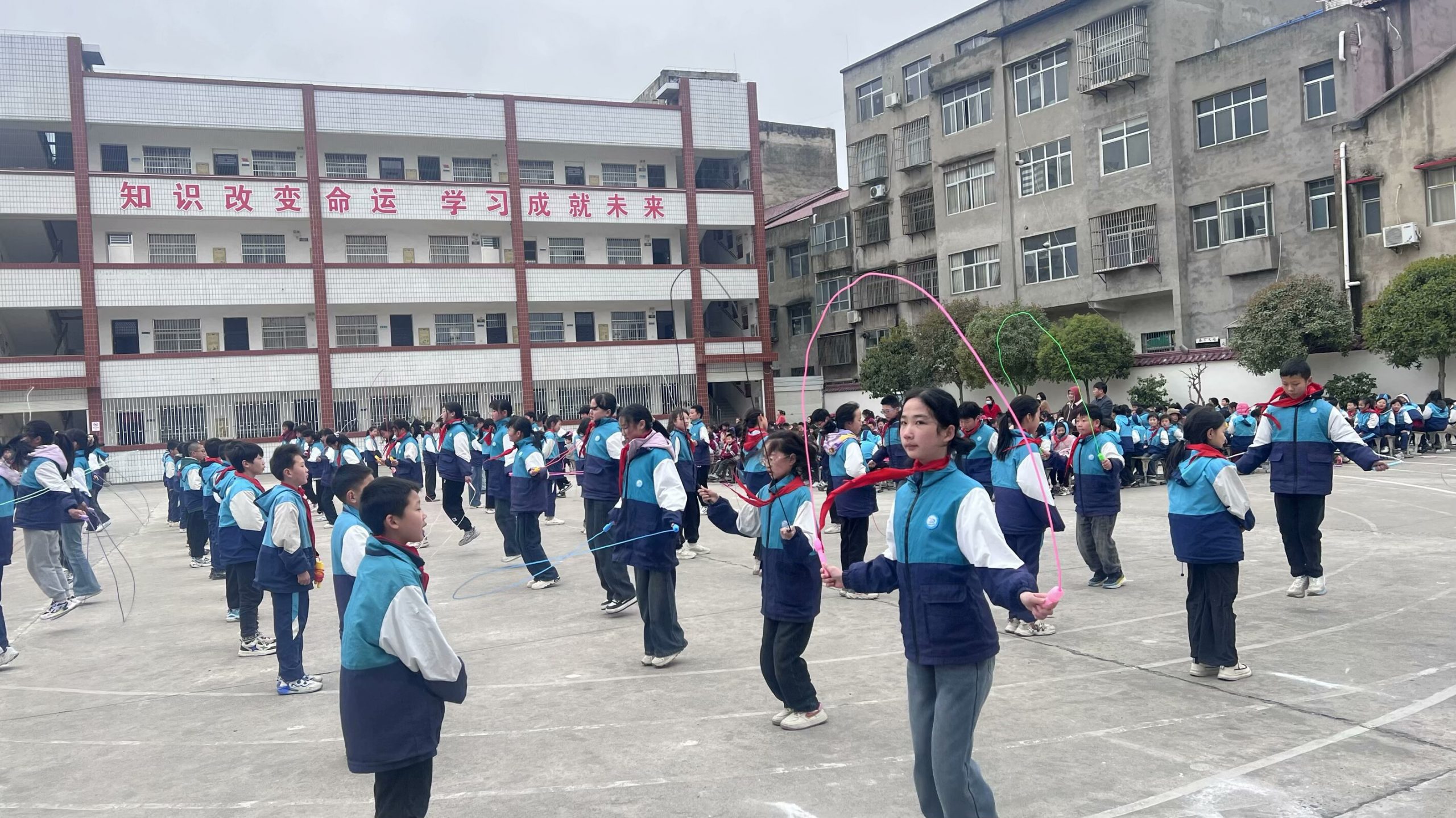 谷城县石花镇大峪桥中心小学：绳舞飞扬展活力 强身健体向未来
