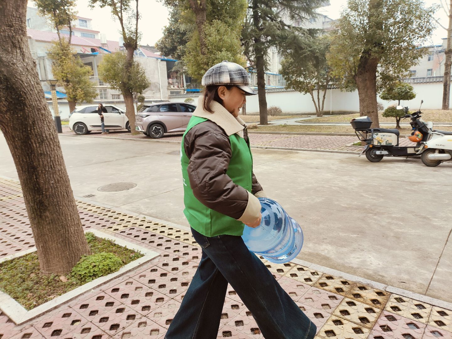 谷城：爱心捐赠润心田  致敬巾帼育桃李