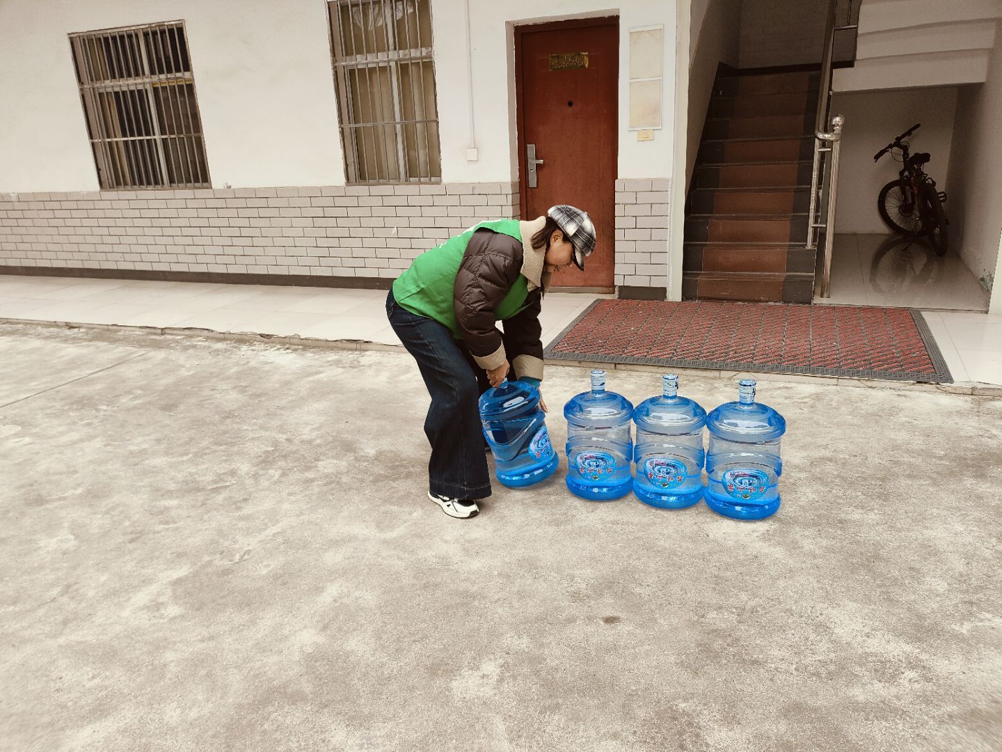 谷城：爱心捐赠润心田  致敬巾帼育桃李