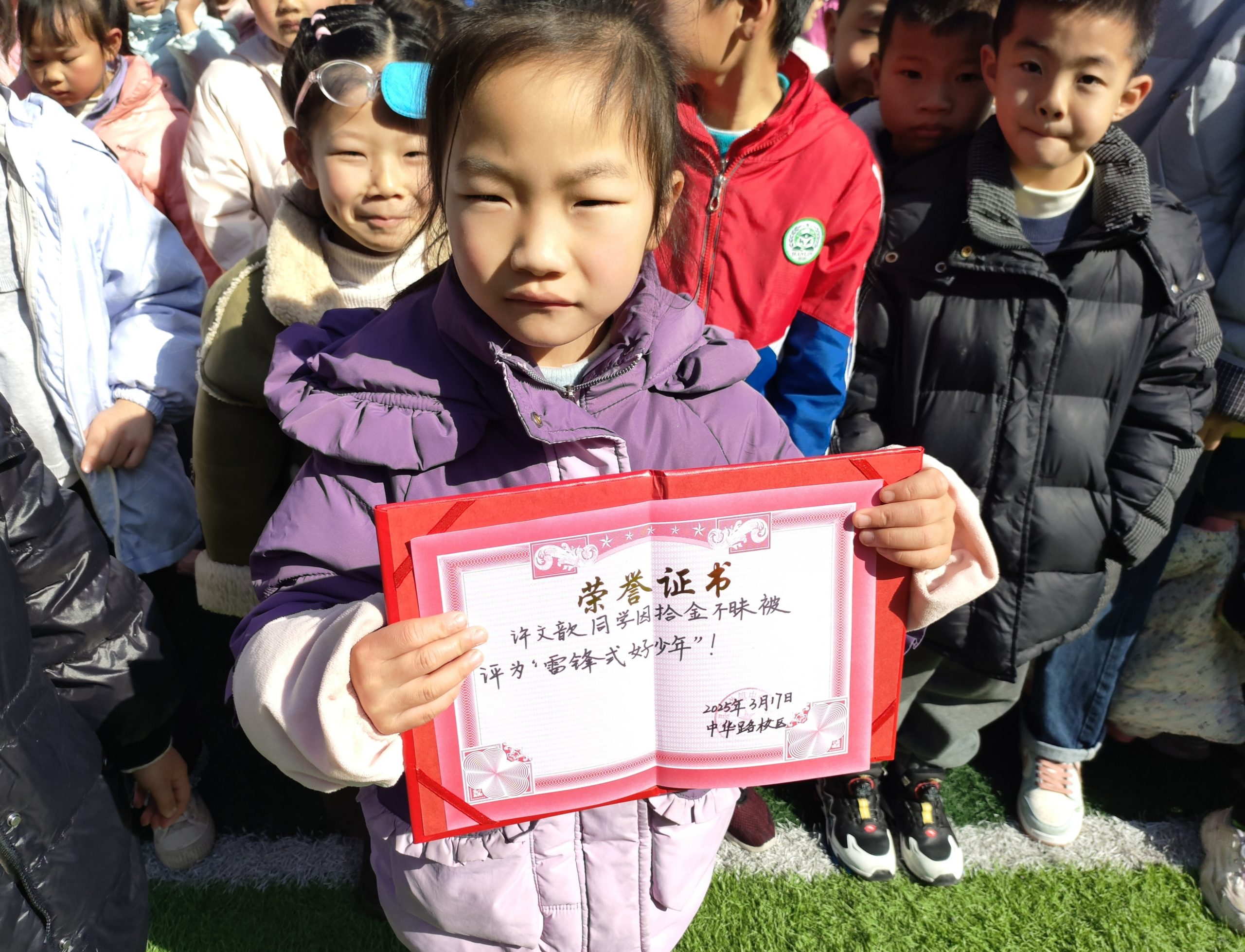 拾金不昧显担当，七岁许文歆成为校园“小明星”