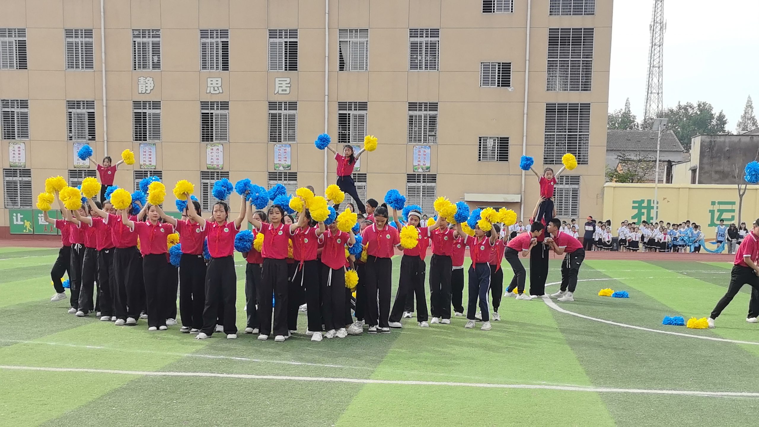 襄阳市樊城区上茶庵中心小学运动场上展风采