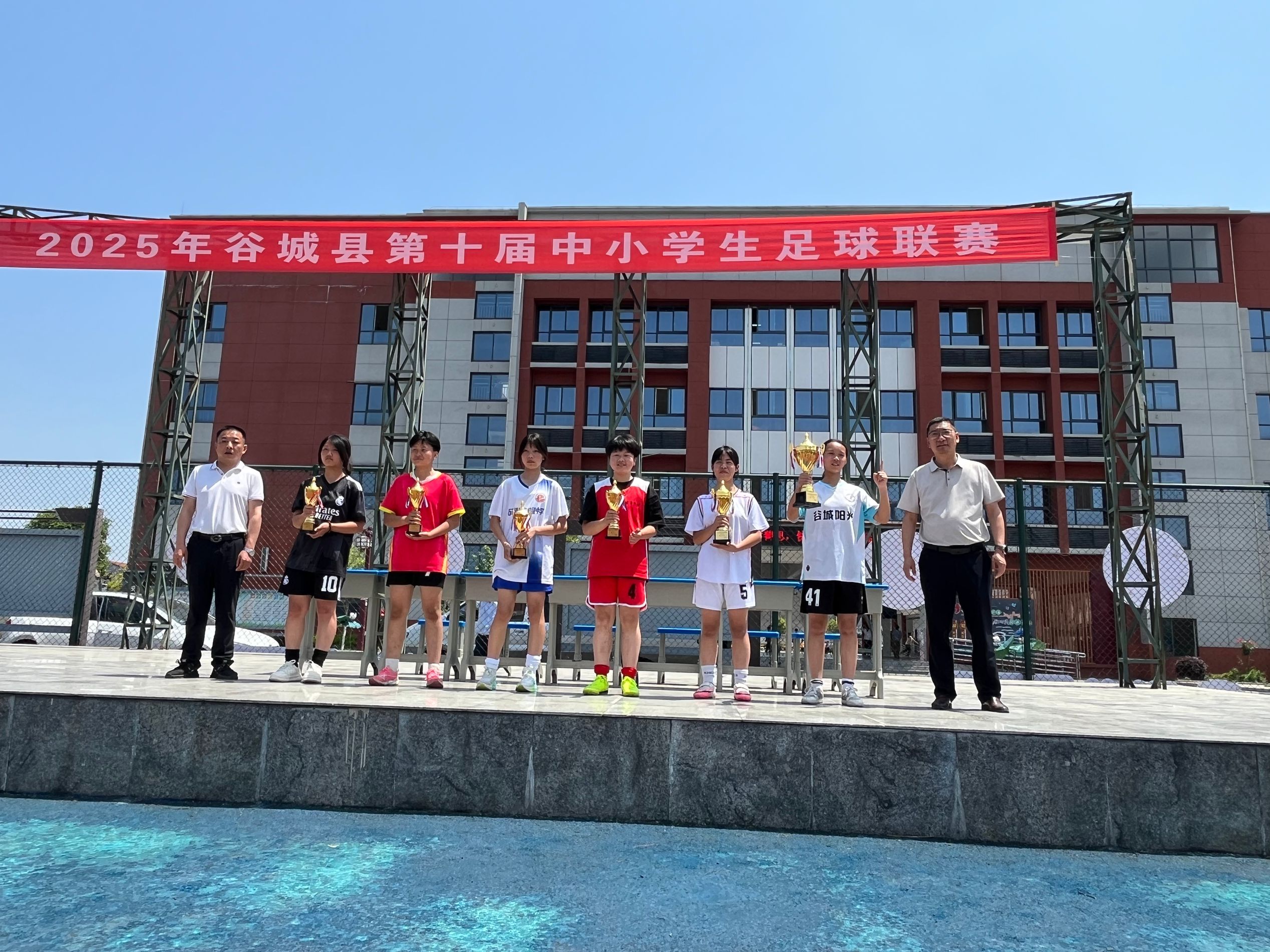 谷城赛场闪耀“盛康红”！一中男女足载誉而归