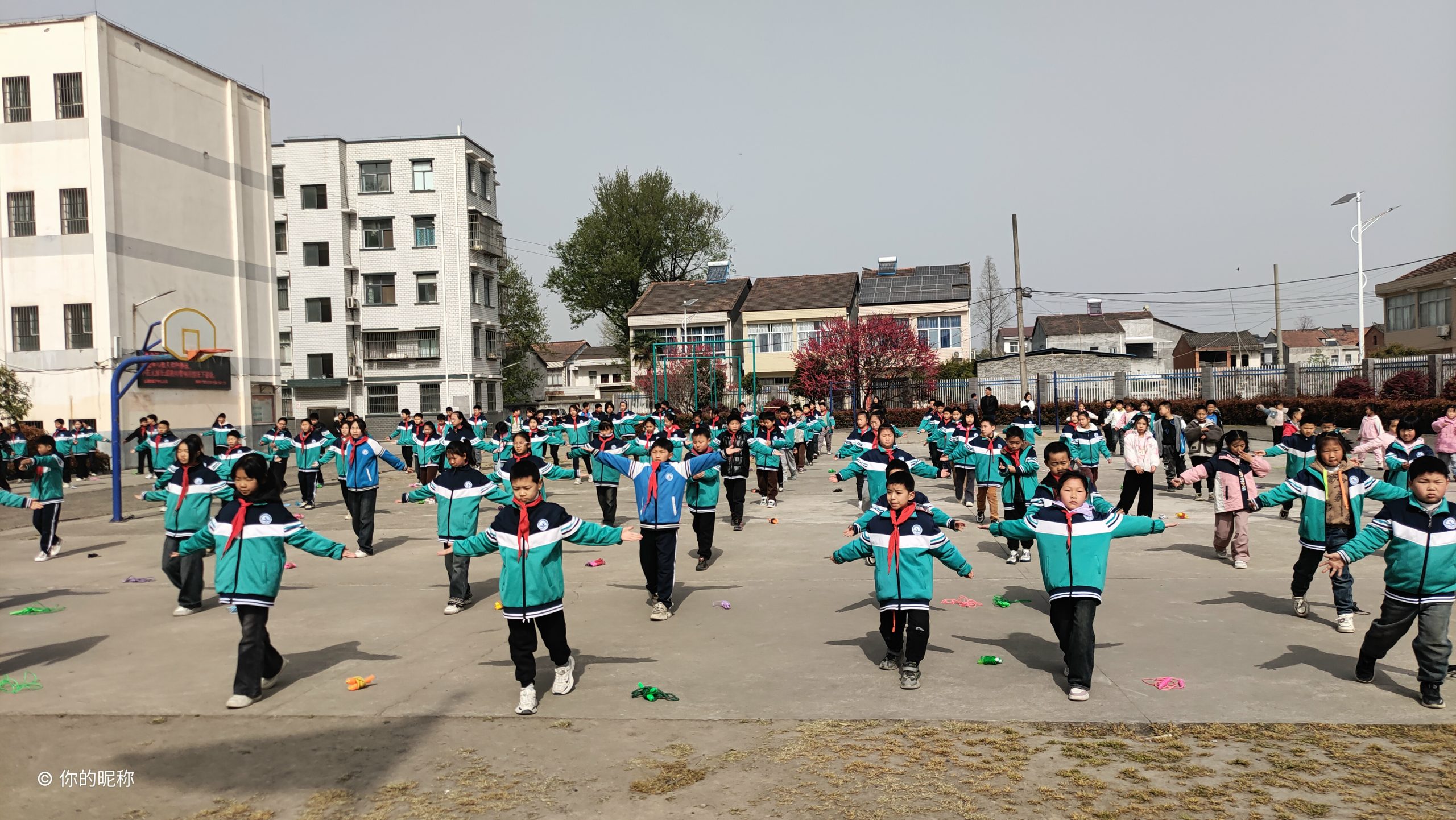 庙滩镇熊营中心小学：阳光律动、“绳”采飞扬