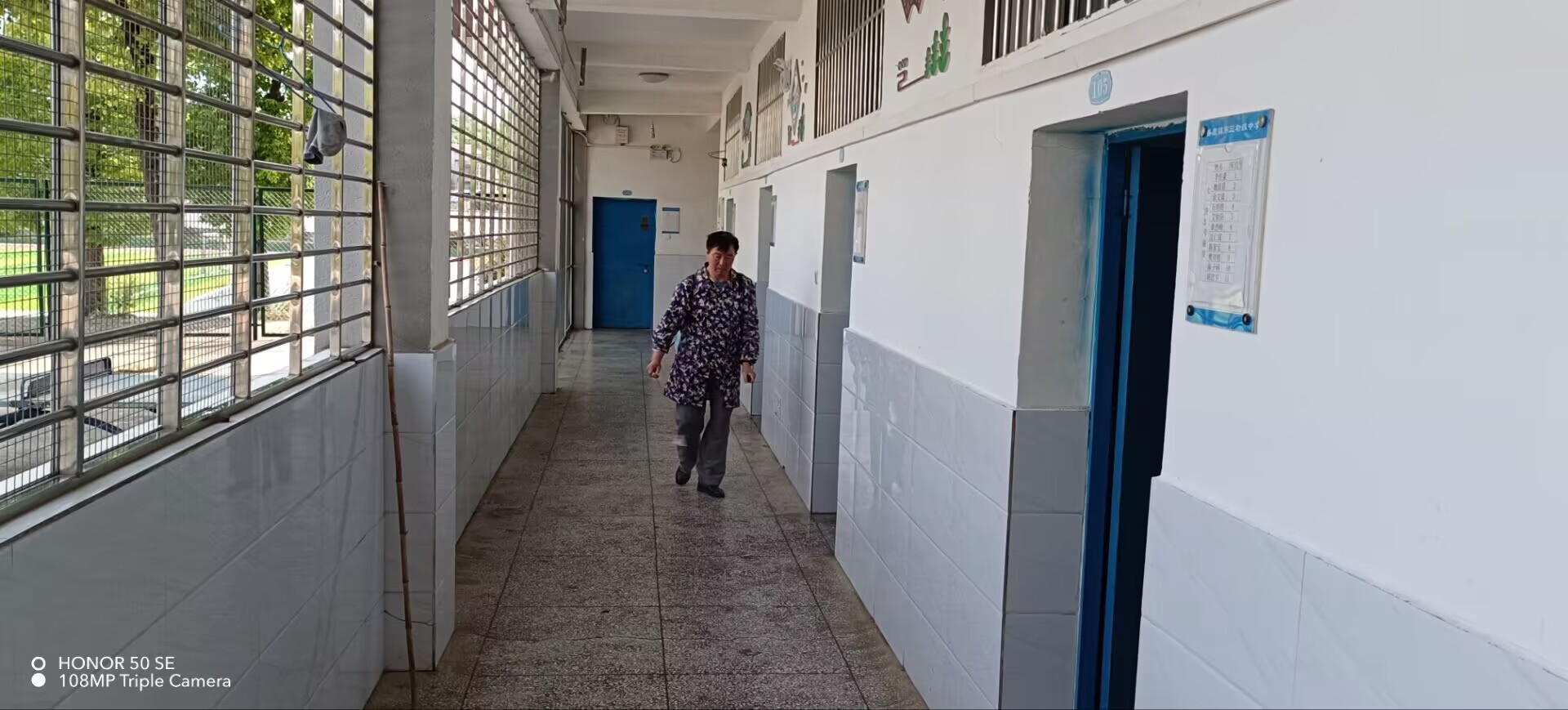 谷城盛康二中五一节前消杀宿舍 织密健康防护网