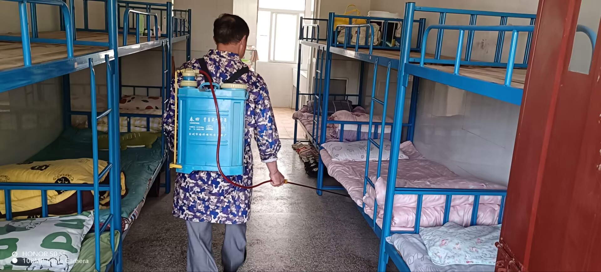 谷城盛康二中五一节前消杀宿舍 织密健康防护网